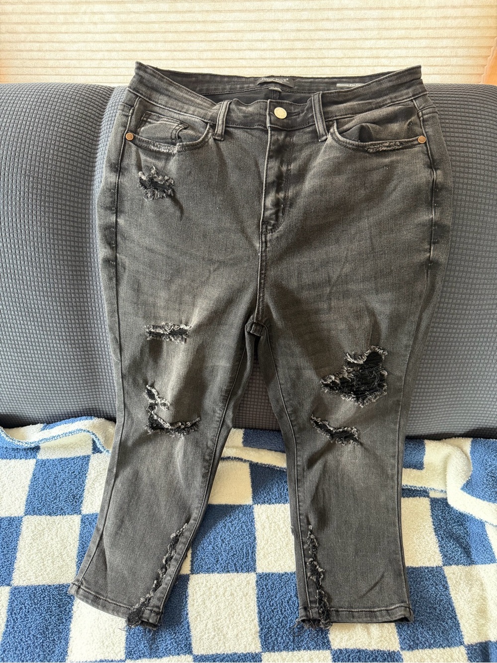 American Eagle- Distressed Black Women’s Jeggings — Stretch Slim Fit